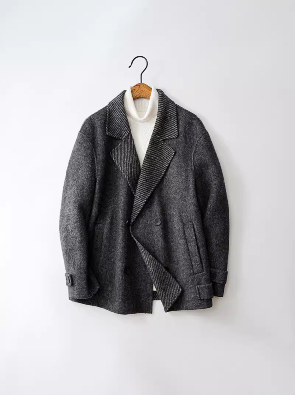 Kaput od vunene smjese (70% vuna, 30% poliester), dvostruko kopčanje, rever ovratnik, trodimenzionalni džepovi, bez podstave, zimski casual.