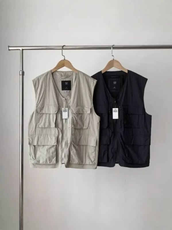 Vest-jakna s džepovima na zip, poliester tkanina, podstava i punilo poliester, slobodan kroj, ljeto 2025