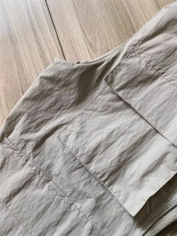 Vest-jakna s džepovima na zip, poliester tkanina, podstava i punilo poliester, slobodan kroj, ljeto 2025