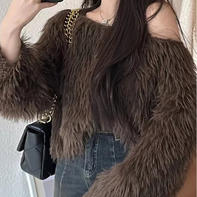 Off-Shoulder pulover od faux mink velura, dugi rukavi, kratki top, akril 50-70% / viskozna 30-50%