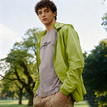 Muška jakna s kapuljom, prednje zatvaranje na zip, poliester smjesa 95%, uski kroj