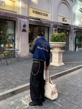 Baseball dzseki retró hímzéssel, kavicsos textúra, poliészter keverék anyag, 80% poliészter, cipzáros záródás