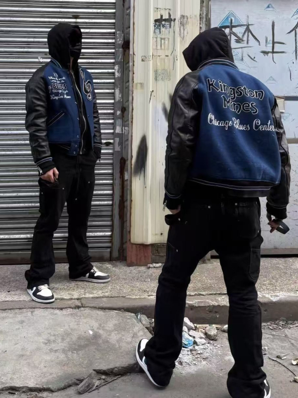 Baseball dzseki retró hímzéssel, kavicsos textúra, poliészter keverék anyag, 80% poliészter, cipzáros záródás