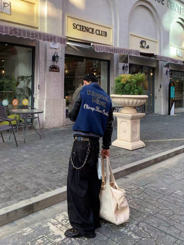 Baseball dzseki retró hímzéssel, kavicsos textúra, poliészter keverék anyag, 80% poliészter, cipzáros záródás