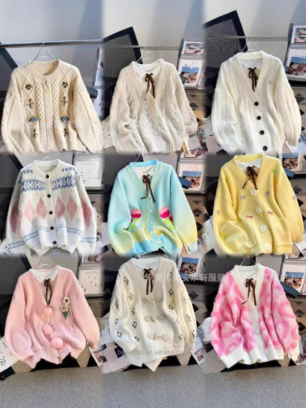 Női kapucnis kötött pulóver, lazán szabott, rendkívül vast anyagból, ősz 2023