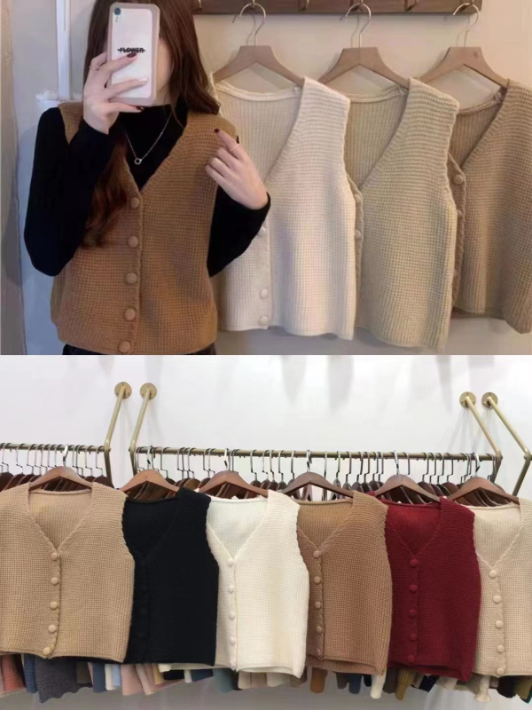 Vesta - pleteni kardigan stil, širokog kroja, V-izrez, gumbe u jednom redu, 3D tekstura, tkanina od kašmir mešavine (akril 30–50%, poliester <30%)