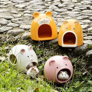 Hamster sklonište: keramička kamen kućica sa zlatnom svilenom prostirkom i hlađenim iglom