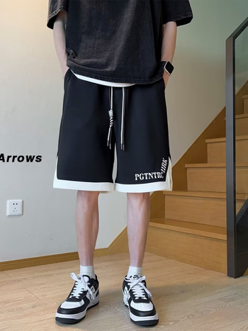 5 hüvelykes sport rövidnadrág, laza szabás, nyári mintázat, patchwork színblokkok, enyhe elasztikusság, 100% poliészter