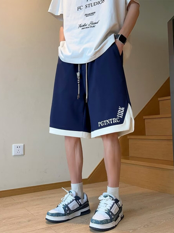 5 hüvelykes sport rövidnadrág, laza szabás, nyári mintázat, patchwork színblokkok, enyhe elasztikusság, 100% poliészter