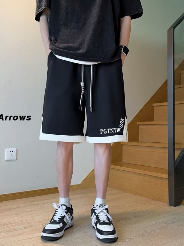 5 hüvelykes sport rövidnadrág, laza szabás, nyári mintázat, patchwork színblokkok, enyhe elasztikusság, 100% poliészter