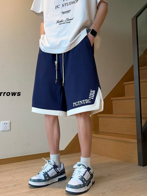 5 hüvelykes sport rövidnadrág, laza szabás, nyári mintázat, patchwork színblokkok, enyhe elasztikusság, 100% poliészter