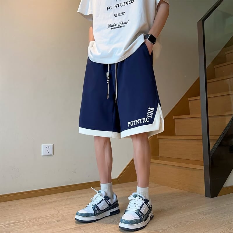 5 hüvelykes sport rövidnadrág, laza szabás, nyári mintázat, patchwork színblokkok, enyhe elasztikusság, 100% poliészter