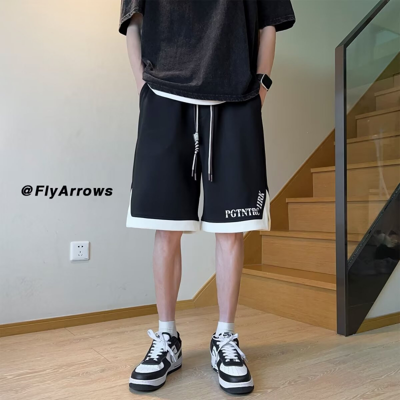 5 hüvelykes sport rövidnadrág, laza szabás, nyári mintázat, patchwork színblokkok, enyhe elasztikusság, 100% poliészter