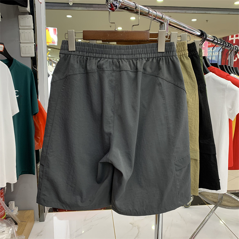 Férfi sportos mindennapi nadrág zsebekkel, lélegző poliészter, mikro-elasticitás, középmagas derék, 3/4 hossz