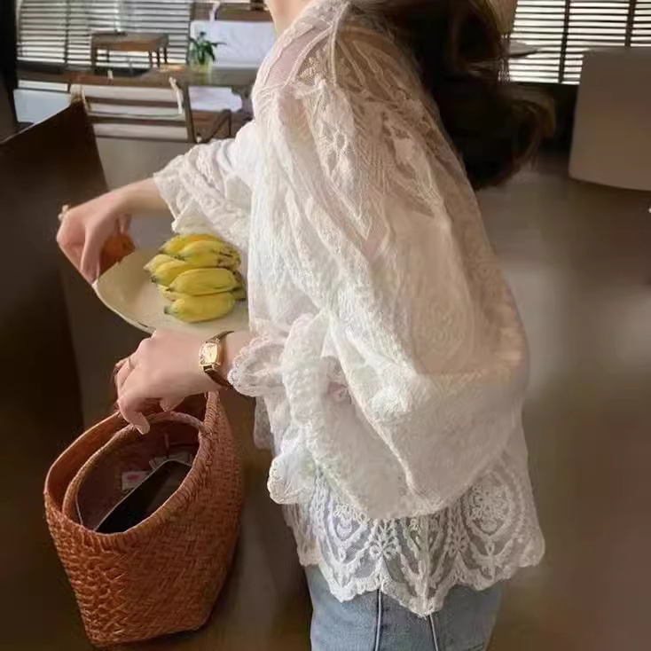 Chiffon felső csipkés kivágással, lotuslevel gallérral, hosszú ujjú, laza szabású