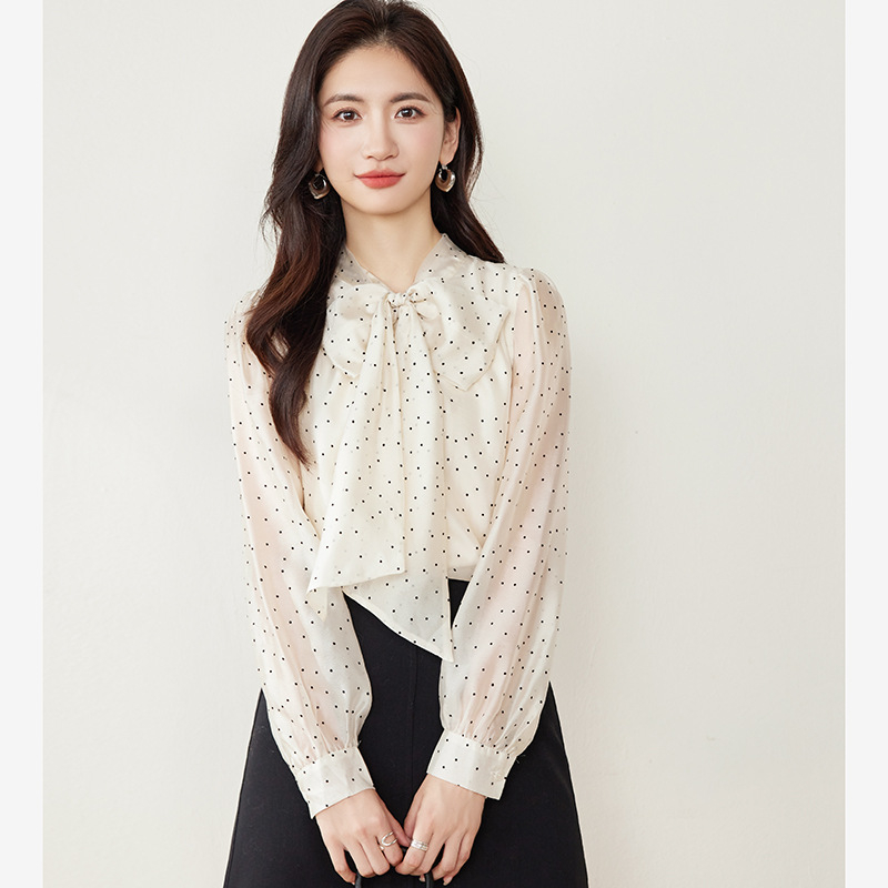 Pöttyös blúz masnis nyakkal, V-nyak, hosszú ujjú, karcsú szabás, poliészter