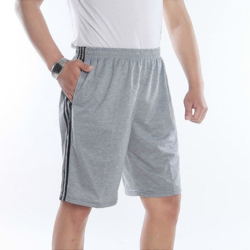Muške sportske šorceve - poliester, dizajn s tri pruge, tri četvrtine duljine, ravni kroj