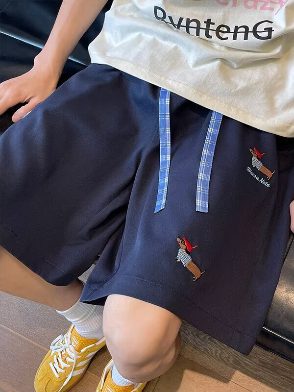 Muški šorc s izvezenim dachshund motivom, brzo se suše, sportski stil, ravni kroj (100% poliester; mikroelastičnost; duljina: šorc; ljeto)