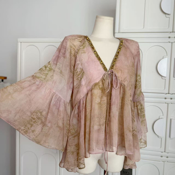 Čipkasta šifon bluza, kraljevski sestrinski stil, slobodan kroj (Materijal: sifon; Stil: kraljevski sestrinski; Kroj: slobodan; Ovratnik: polo; Rukavi: princeza)