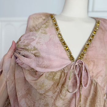 Čipkasta šifon bluza, kraljevski sestrinski stil, slobodan kroj (Materijal: sifon; Stil: kraljevski sestrinski; Kroj: slobodan; Ovratnik: polo; Rukavi: princeza)