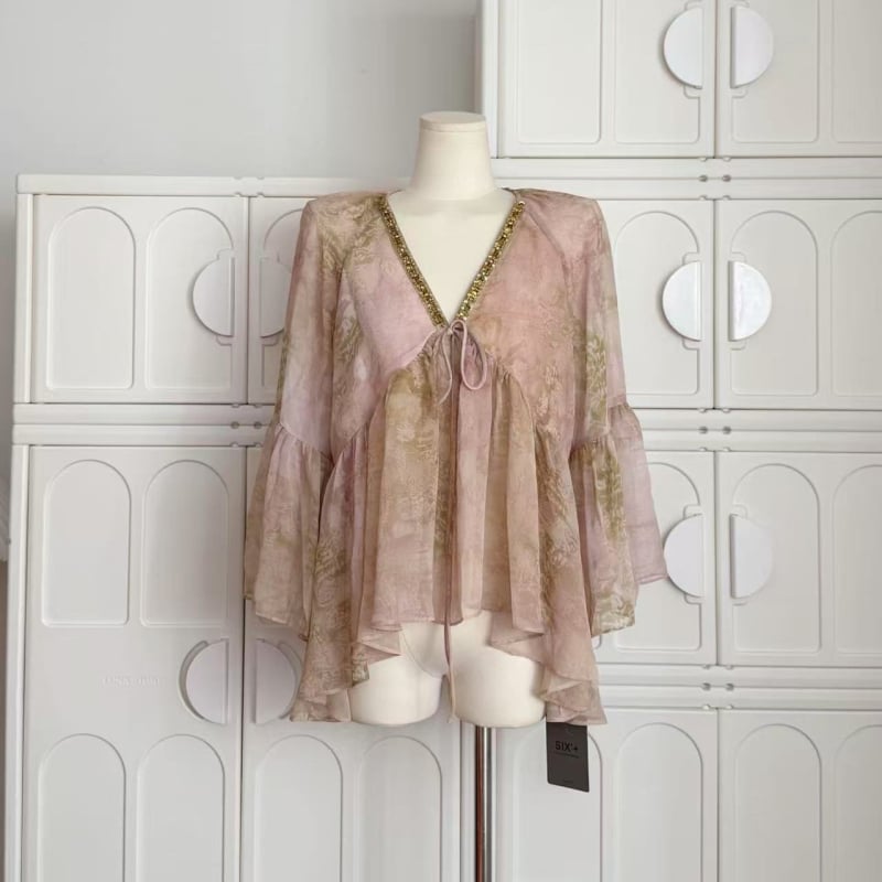Čipkasta šifon bluza, kraljevski sestrinski stil, slobodan kroj (Materijal: sifon; Stil: kraljevski sestrinski; Kroj: slobodan; Ovratnik: polo; Rukavi: princeza)