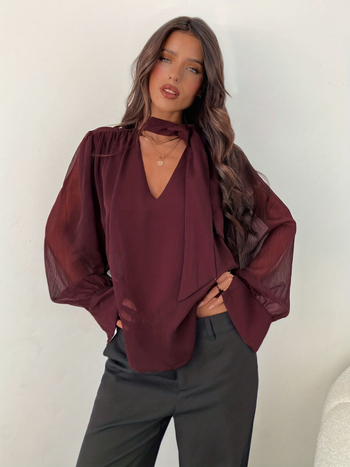 Bluza od šifona, V-izrez, tkanina, dugi zvonasti rukavi.
