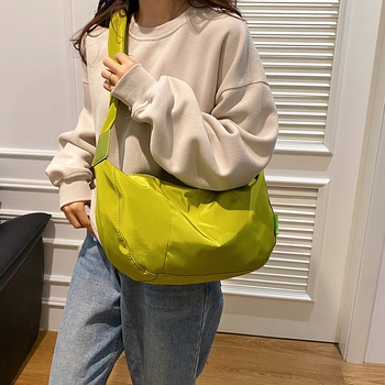 Muška crossbody torba u japanskom stilu za dnevnu upotrebu, platno, oblik dumpling, široka naramenica, zatvarač, unutarnji džep sa zatvaračem