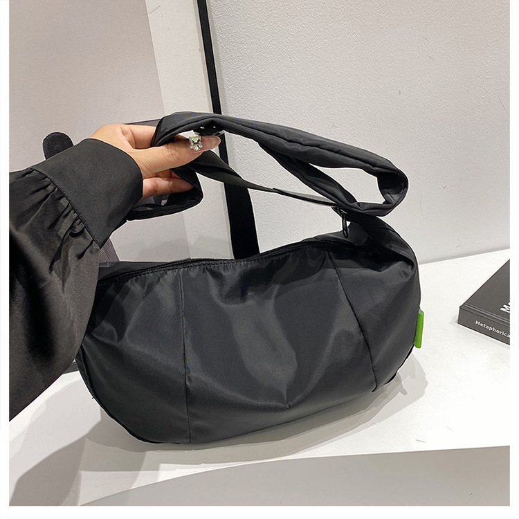 Muška crossbody torba u japanskom stilu za dnevnu upotrebu, platno, oblik dumpling, široka naramenica, zatvarač, unutarnji džep sa zatvaračem