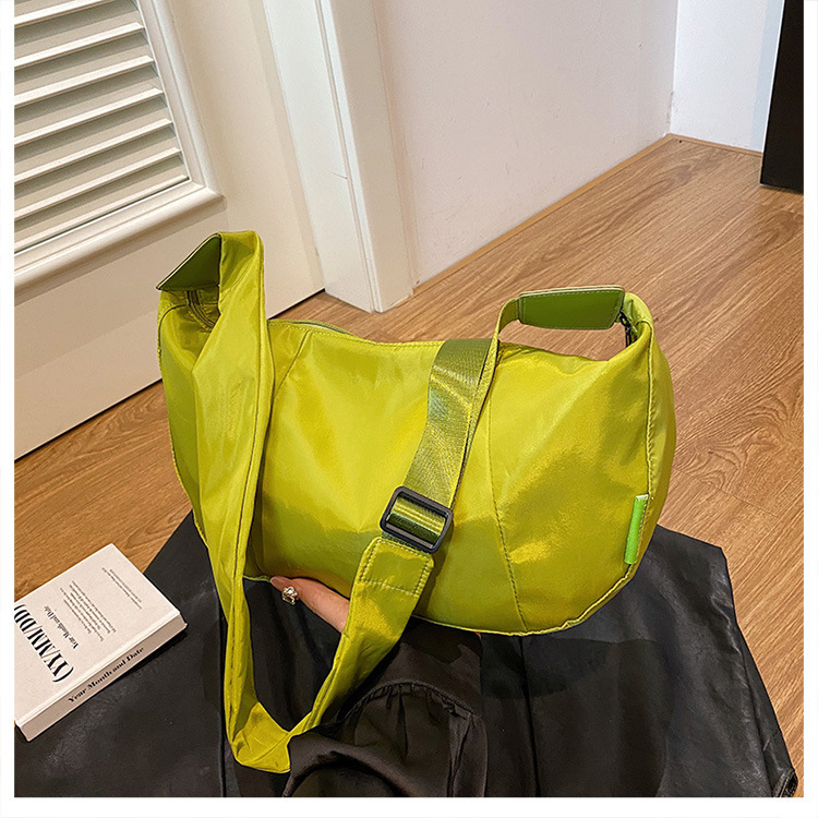 Muška crossbody torba u japanskom stilu za dnevnu upotrebu, platno, oblik dumpling, široka naramenica, zatvarač, unutarnji džep sa zatvaračem