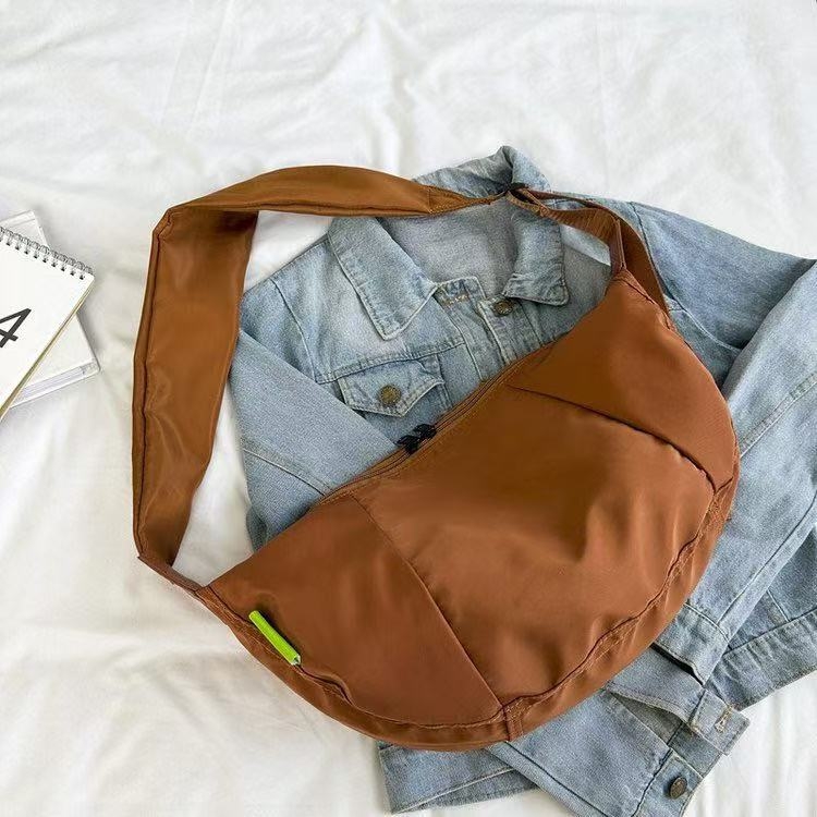 Muška crossbody torba u japanskom stilu za dnevnu upotrebu, platno, oblik dumpling, široka naramenica, zatvarač, unutarnji džep sa zatvaračem