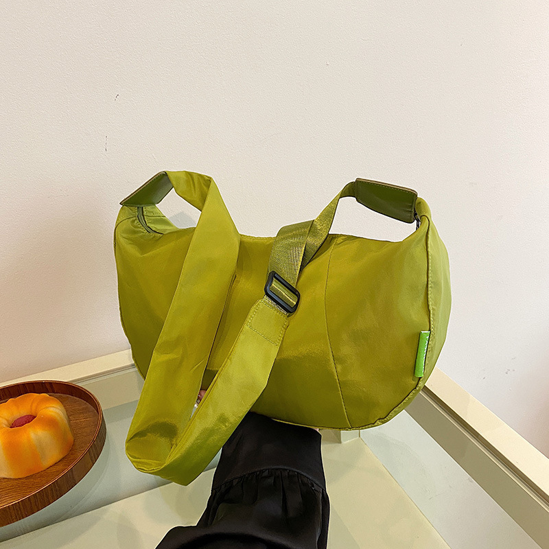 Muška crossbody torba u japanskom stilu za dnevnu upotrebu, platno, oblik dumpling, široka naramenica, zatvarač, unutarnji džep sa zatvaračem