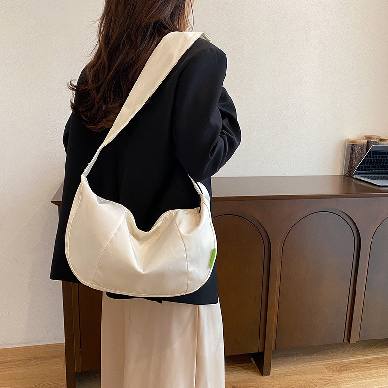 Muška crossbody torba u japanskom stilu za dnevnu upotrebu, platno, oblik dumpling, široka naramenica, zatvarač, unutarnji džep sa zatvaračem