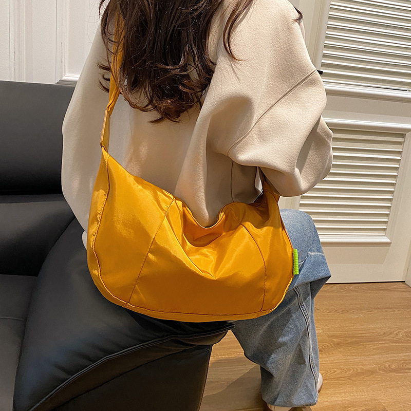 Muška crossbody torba u japanskom stilu za dnevnu upotrebu, platno, oblik dumpling, široka naramenica, zatvarač, unutarnji džep sa zatvaračem