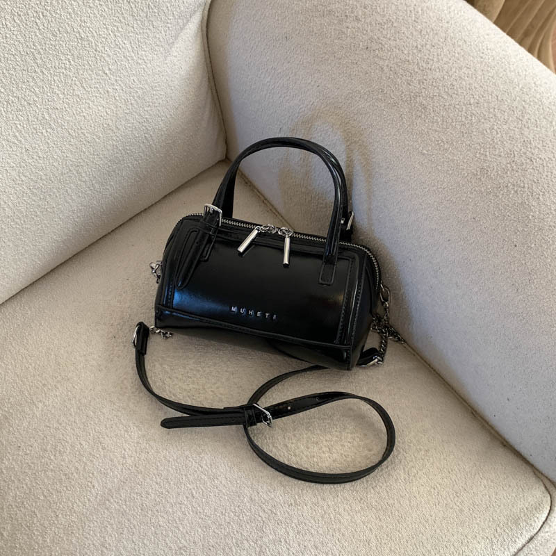 Ženska torbica u gradskom minimalističkom stilu, oblik jastučastog oblika, Pillow Bag stil, materijal PU, zatvaranje zipom