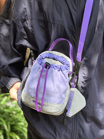 Ženska nylon torba, mini kvadratna crossbody, vertikalni dizajn sa zatvaračem, unutarnja ID džep, poliester podstava, jedna naramnica