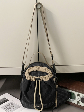 Ženska nylon torba, mini kvadratna crossbody, vertikalni dizajn sa zatvaračem, unutarnja ID džep, poliester podstava, jedna naramnica