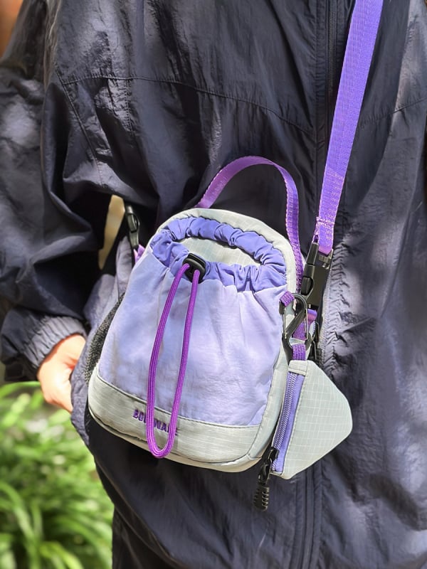 Ženska nylon torba, mini kvadratna crossbody, vertikalni dizajn sa zatvaračem, unutarnja ID džep, poliester podstava, jedna naramnica