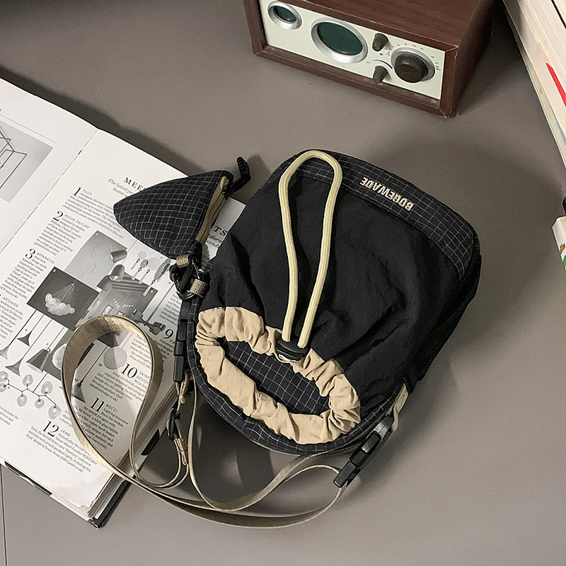 Ženska nylon torba, mini kvadratna crossbody, vertikalni dizajn sa zatvaračem, unutarnja ID džep, poliester podstava, jedna naramnica