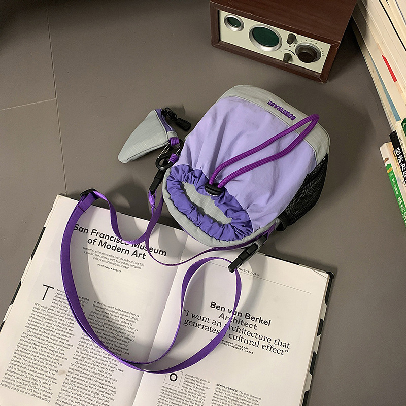 Ženska nylon torba, mini kvadratna crossbody, vertikalni dizajn sa zatvaračem, unutarnja ID džep, poliester podstava, jedna naramnica