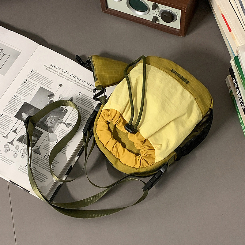 Ženska nylon torba, mini kvadratna crossbody, vertikalni dizajn sa zatvaračem, unutarnja ID džep, poliester podstava, jedna naramnica