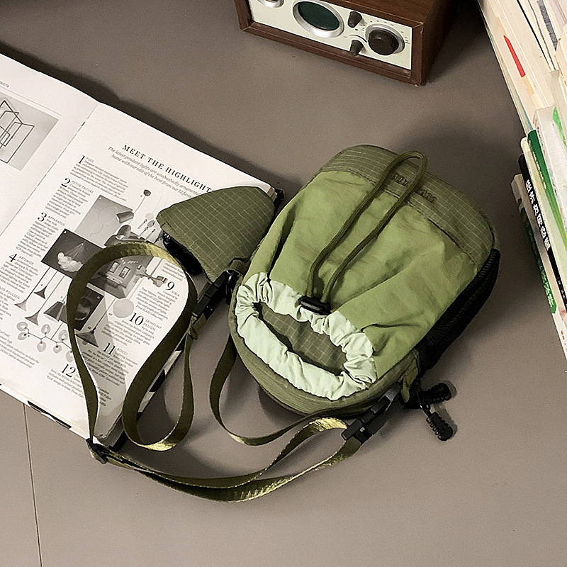 Ženska nylon torba, mini kvadratna crossbody, vertikalni dizajn sa zatvaračem, unutarnja ID džep, poliester podstava, jedna naramnica