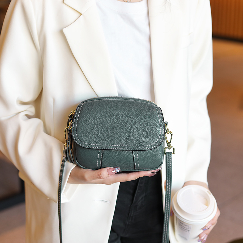 Torba za žene od prave kože - cilindrična, okrugla crossbody torba, zatvarač, skriveni džep s džepom i džep za mobitel, zima 2025