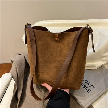 Ženska suede bucket torba, velika zapremina, gradski stil, vertikalni četvrtasti oblik, jedna naramenica, unutarnji laminirani džep sa zatvaračem, zima 2025