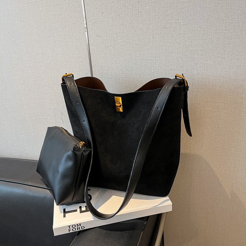 Ženska suede bucket torba, velika zapremina, gradski stil, vertikalni četvrtasti oblik, jedna naramenica, unutarnji laminirani džep sa zatvaračem, zima 2025
