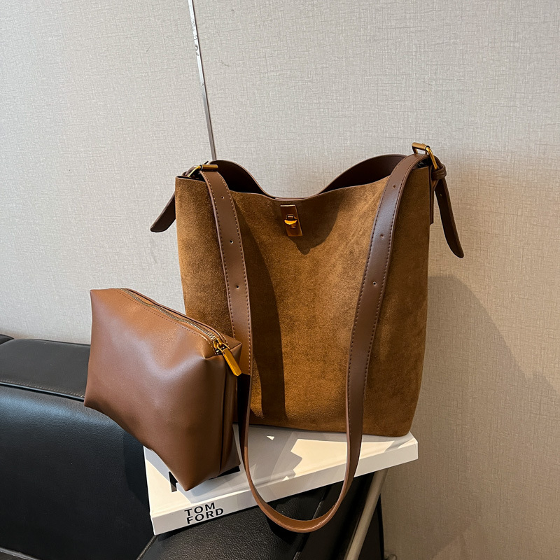 Ženska suede bucket torba, velika zapremina, gradski stil, vertikalni četvrtasti oblik, jedna naramenica, unutarnji laminirani džep sa zatvaračem, zima 2025