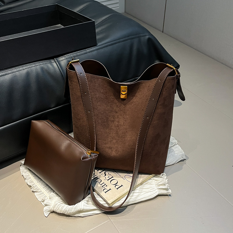 Ženska suede bucket torba, velika zapremina, gradski stil, vertikalni četvrtasti oblik, jedna naramenica, unutarnji laminirani džep sa zatvaračem, zima 2025