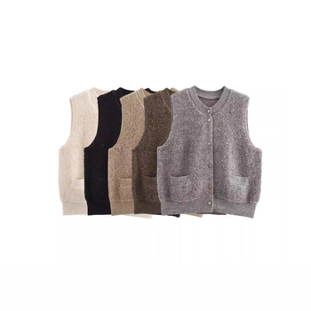 Nélkülö kötött mellény, kerek nyakú, 3D minta, poliészter, laza szabás, hossz 50–65 cm, téli 2025