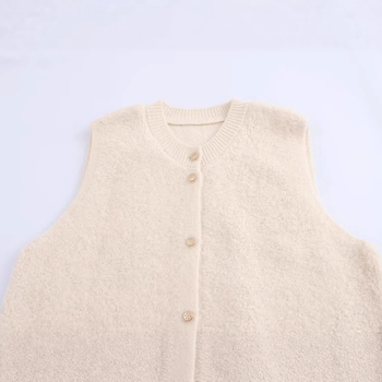 Nélkülö kötött mellény, kerek nyakú, 3D minta, poliészter, laza szabás, hossz 50–65 cm, téli 2025