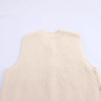 Nélkülö kötött mellény, kerek nyakú, 3D minta, poliészter, laza szabás, hossz 50–65 cm, téli 2025