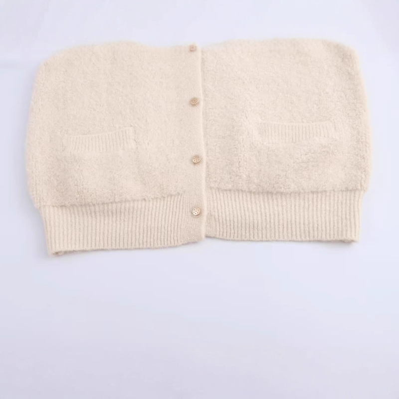 Nélkülö kötött mellény, kerek nyakú, 3D minta, poliészter, laza szabás, hossz 50–65 cm, téli 2025